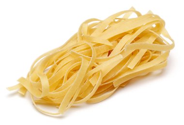 Beyaz arka plan üzerinde izole pişmemiş tagliatelle makarna