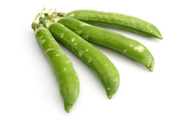 Beyaz arkaplanda taze yeşil bezelyeler.