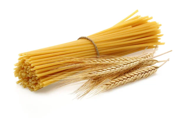 Pasta Spaghetti Och Vete Öron Isolerad Vit Bakgrund — Stockfoto
