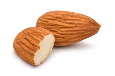 Beyaz arkaplanda izole edilmiş bademler