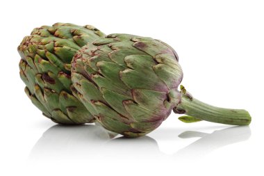 Beyaz arkaplanda izole edilmiş taze enginarlar