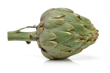 Beyaz arkaplanda taze enginar izole edildi