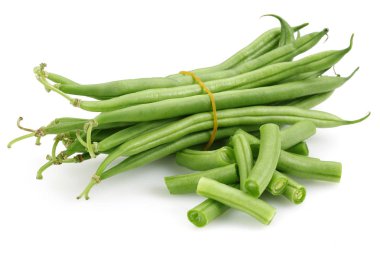 Taze yeşil fasulyeler beyaz arkaplanda izole