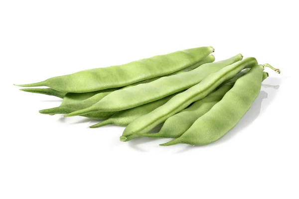 在白色背景上分离的新鲜绿豆 — 图库照片