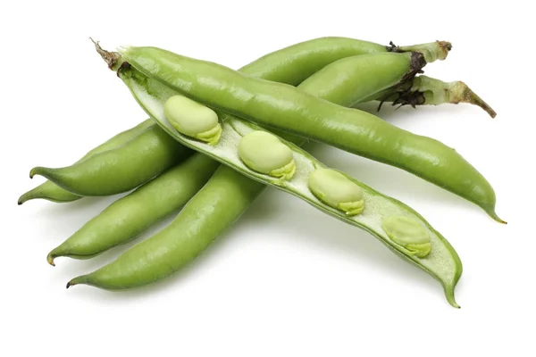 在白色背景查出的新鲜的绿色宽广的豆 — 图库照片