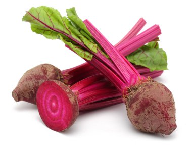 Beyaz arka plan üzerinde izole yaprakları ile taze kırmızı pancar kökleri