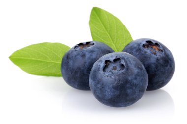 Beyaz arka plan üzerinde izole yaprakları ile taze yaban mersini