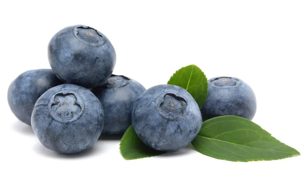 Frische Blaubeeren Mit Isolierten Blättern Auf Weißem Hintergrund — Stockfoto