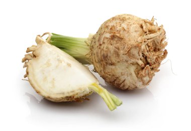 Taze kereviz ve dilim beyaz arka plan üzerinde izole