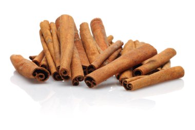 Tarçın çubukları beyaz arkaplanda izole