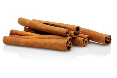 Tarçın çubukları beyaz arkaplanda izole