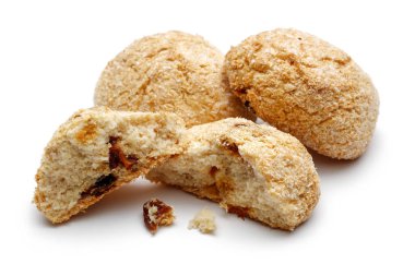 Beyaz arka plan üzerinde izole kuru üzüm kurabiyeleri