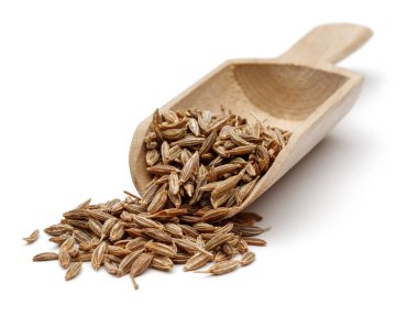 Tahta kaşık beyaz arka plan üzerinde izole kimyon tohumu