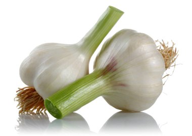 Beyaz arka plan üzerinde izole taze sarımsak ampuller