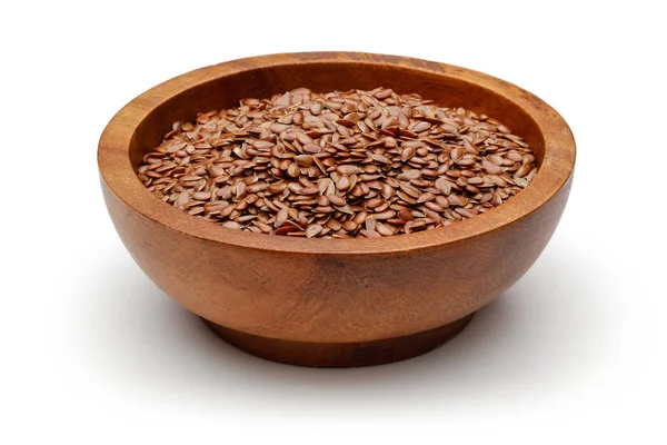 ahşap kase beyaz zemin üzerine izole keten tohumu