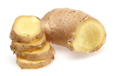 Beyaz arkaplanda taze zencefil kökü izole edildi