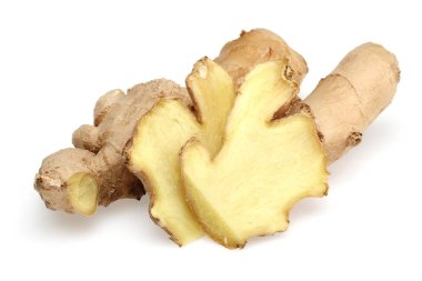 Beyaz arkaplanda taze zencefil kökü izole edildi