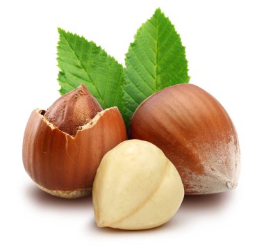 Fındık ve beyaz arka plan üzerinde izole yaprakları