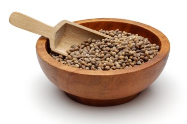 Kenevir tohumu beyaz arka plan üzerinde izole bir ahşap kase