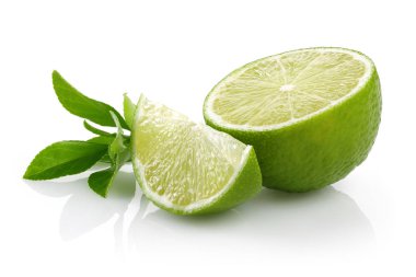 Beyaz arka plan üzerinde izole yaprakları ile taze limon meyve dilimlenmiş