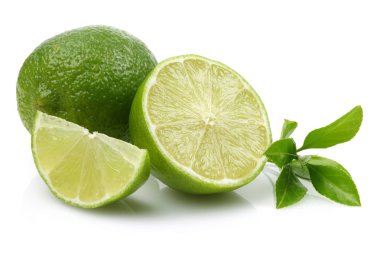 Beyaz arka plan üzerinde izole yaprakları ile taze limon meyve dilimlenmiş