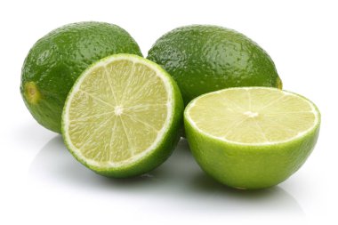 Beyaz arka plan üzerinde izole dilimlenmiş taze limon meyve