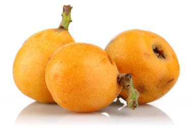 Olgun yenidünya meyve ya da Japon beyaz arka plan üzerinde izole Erik