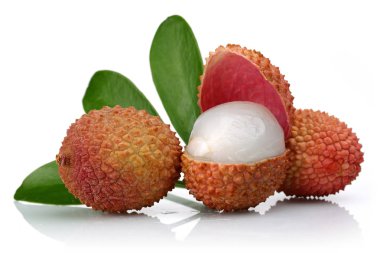 Taze lychee meyve ve yaprakları beyaz arka plan üzerinde izole