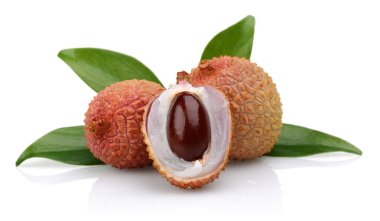 Taze lychee meyve ve yaprakları beyaz arka plan üzerinde izole