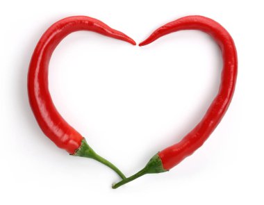 Kırmızı biber, beyaz arka plan üzerinde izole kalp şekli yapılır