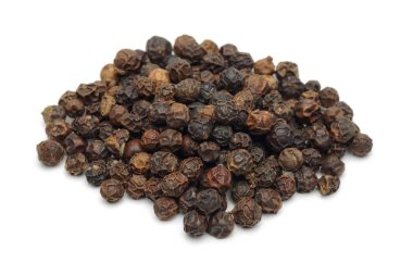 Siyah biber beyaz arka plan üzerinde izole yığını