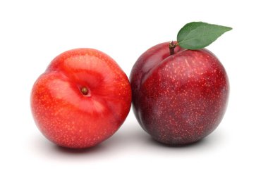 Beyaz arka plan üzerinde izole yaprak ile bütün kırmızı erik