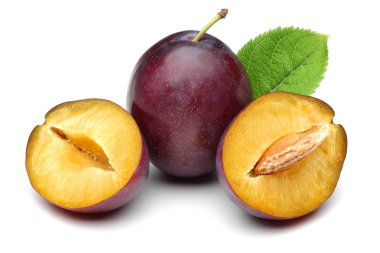 Damson erik ile yaprakları üzerinde izole beyaz arka plan