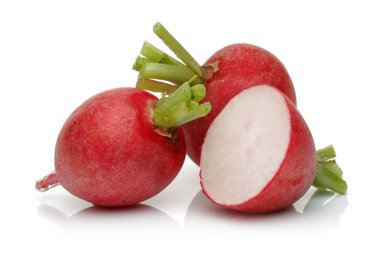 Kırmızı turp ve beyaz arka plan üzerinde izole yeşil yaprakları