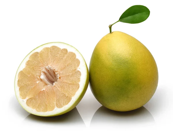 Pomelo Fruta Rebanada Con Hoja Aislada Sobre Fondo Blanco — Foto de Stock