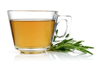 Beyaz arka plan üzerinde izole taze biberiye ve çay Kupası