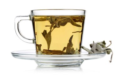 Adaçayı çay ve adaçayı yaprakları beyaz arka plan üzerinde izole