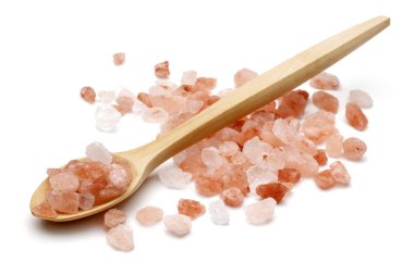Tahta kaşık beyaz arka plan üzerinde izole Himalaya tuzu