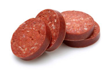 Beyaz arka plan üzerinde izole dilimlenmiş Türk sosisleri