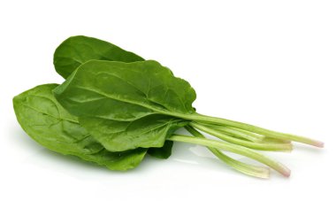 taze ıspanak üzerinde beyaz arka plan izole