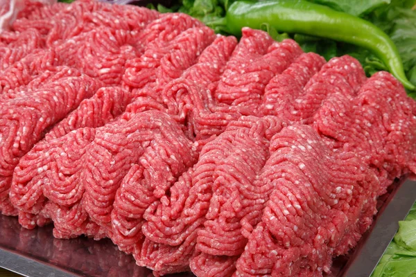 Pişmemiş Zemin Sığır Eti Biftek Yeşil Biber — Stok fotoğraf