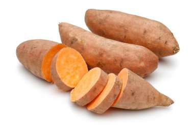 Beyaz arka planda dilimlenmiş tatlı patates