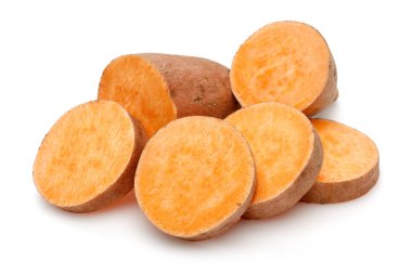 Beyaz arka planda dilimlenmiş tatlı patates