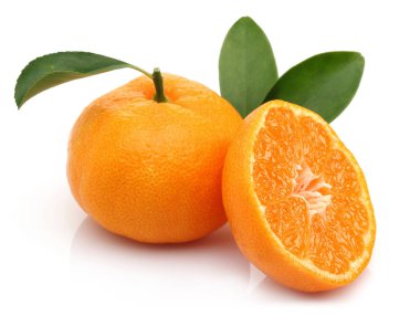 Yaprakları ve beyaz arka plan üzerinde izole dilimleri ile taze mandalina