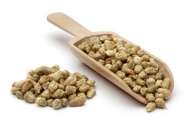 Yığın kurutulmuş kekik ve beyaz arka plan üzerinde kepçe