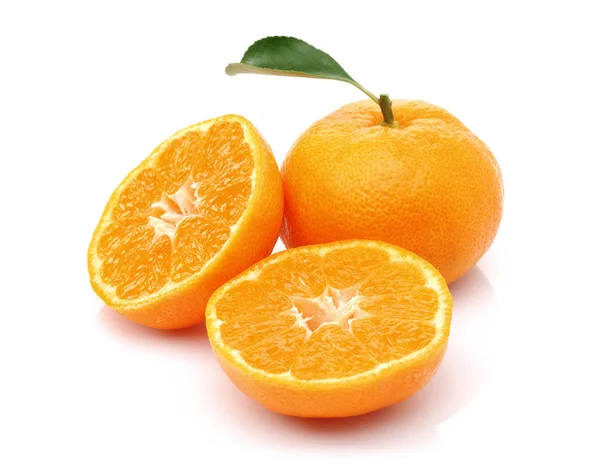 Frische Mandarine Mit Blättern Und Scheiben Auf Weißem Hintergrund — Stockfoto
