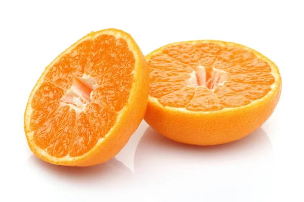 Twee Halve Tangerine Geïsoleerd Witte Achtergrond — Stockfoto