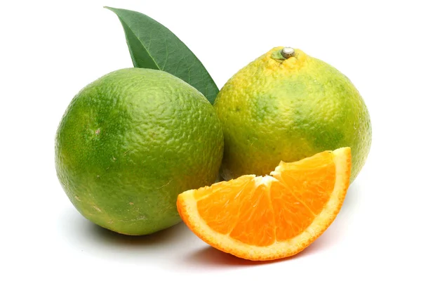 Mandarinas Verdes Con Hoja Rebanada Aisladas Sobre Fondo Blanco — Foto de Stock