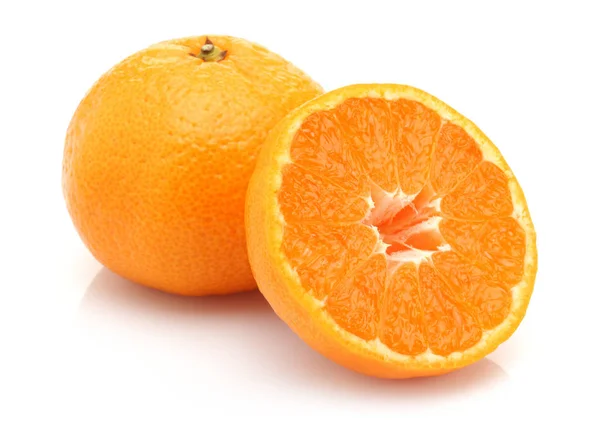 Hele Halve Tangerine Geïsoleerd Witte Achtergrond — Stockfoto