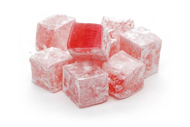 Beyaz arka plan üzerinde izole kırmızı Türk lokumu